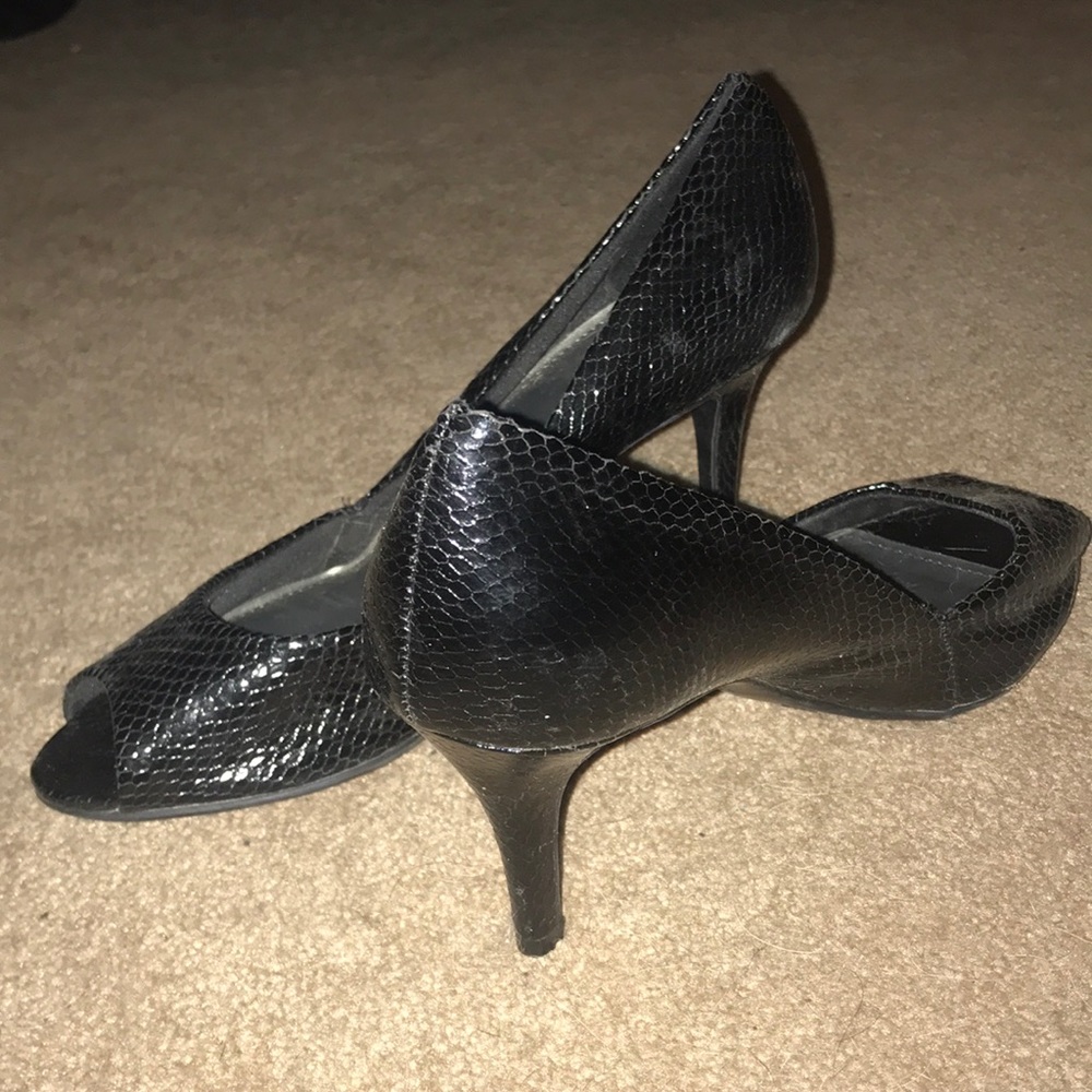 Fioni Black Open Toed Pumps